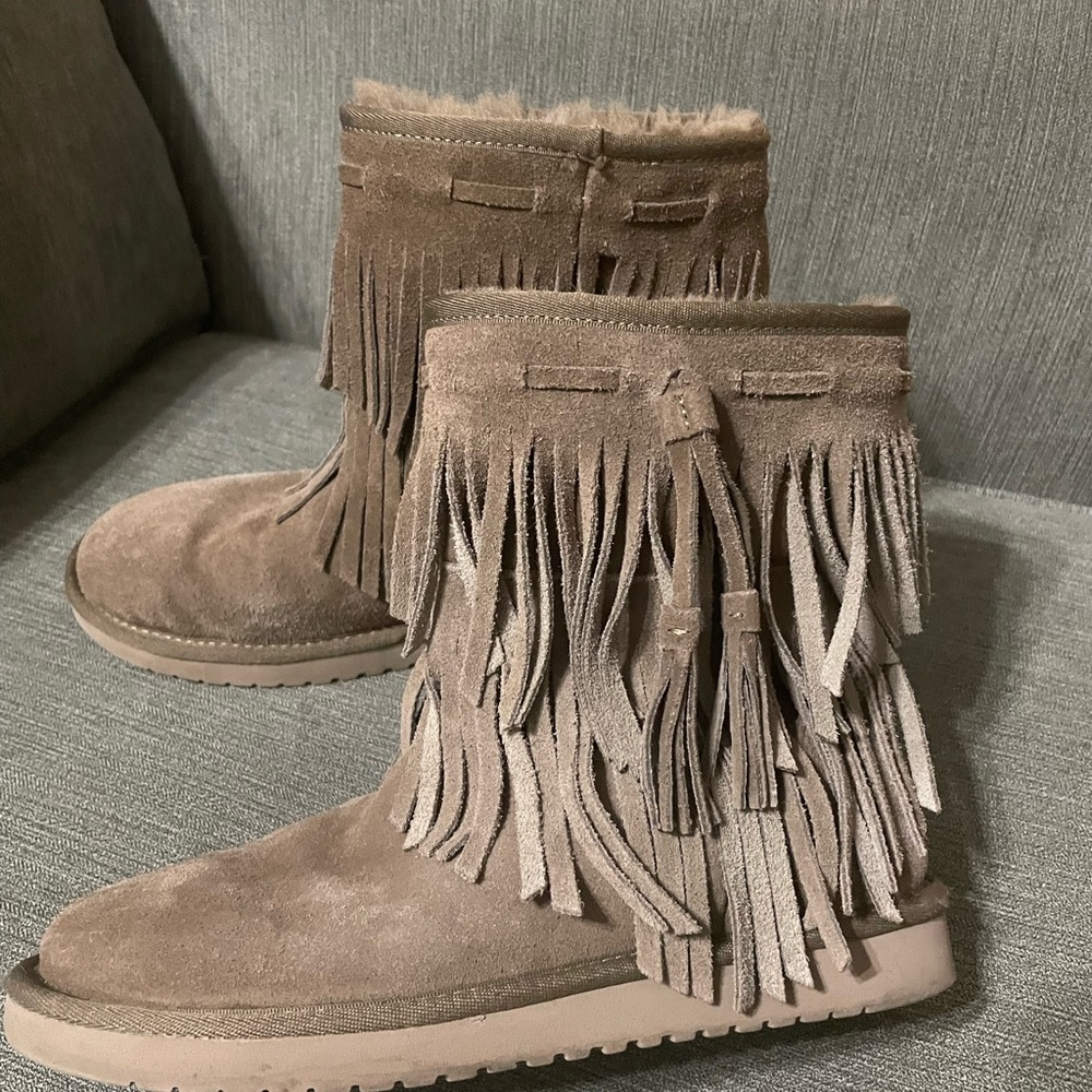 Kookaburra shearling lined leather boots.  Some wear - mostly on the sole.